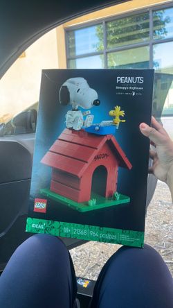 Snoopy dog house Lego set collectible