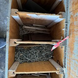nails  of different sizes for use on roofs