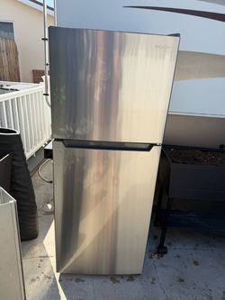 Insignia 10.5 Cu. Ft. Top-Freezer Stainless Steel Refrigerator Good Condition