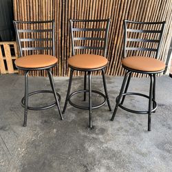 3 bancos giratorios Recién tapizados altos