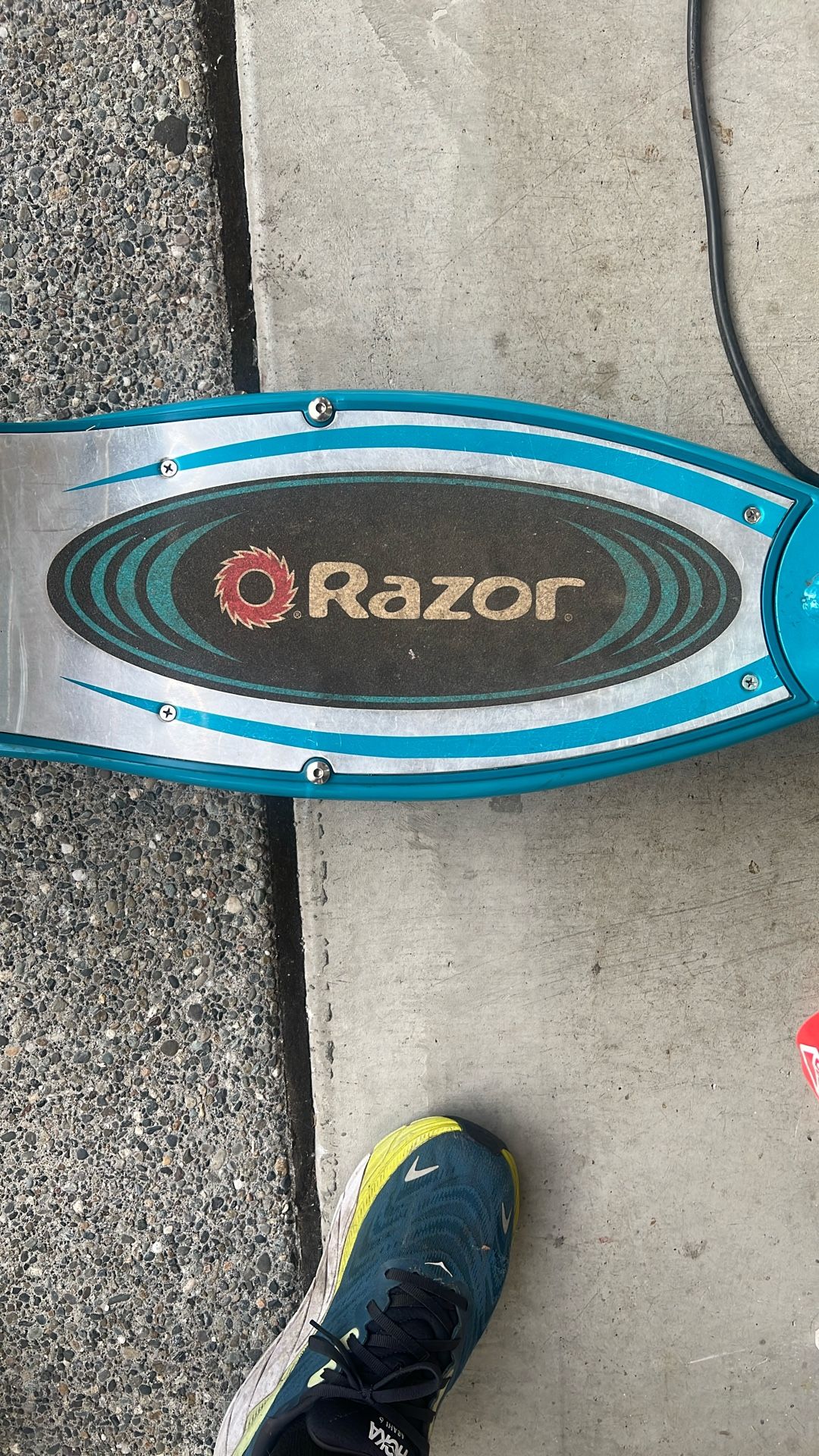 Electric razor scooter