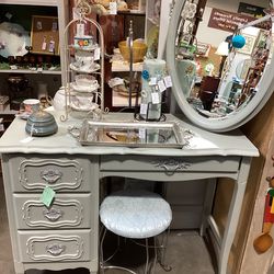 Vanity + stool+ mirror - refurbished vintage