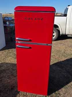 BRAND NEW Galanz 24 in. 10 cu. ft. Retro Top Freezer Refrigerator Hot Rod Red Frost Free Garage Ready