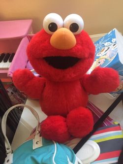 Elmo talks and giggles toy