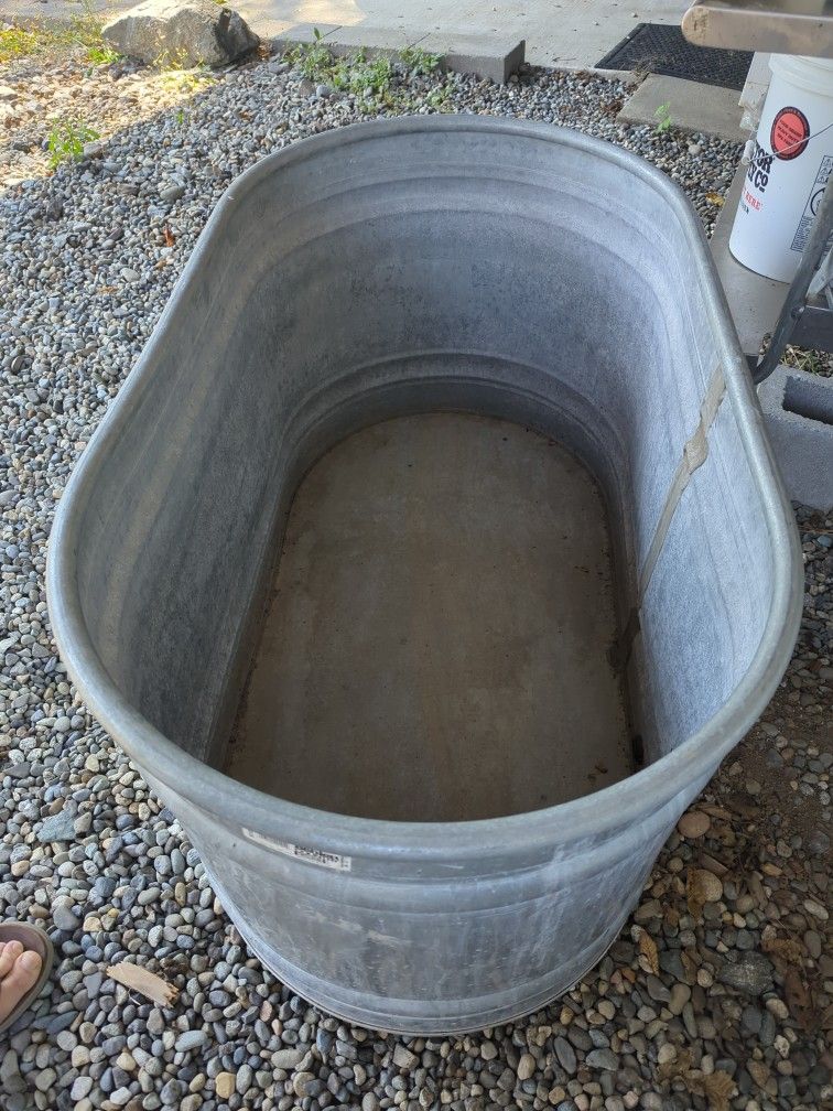 Galvanized CNL Oval Stock Tanks 2'x2'x4'