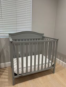 Mini crib
