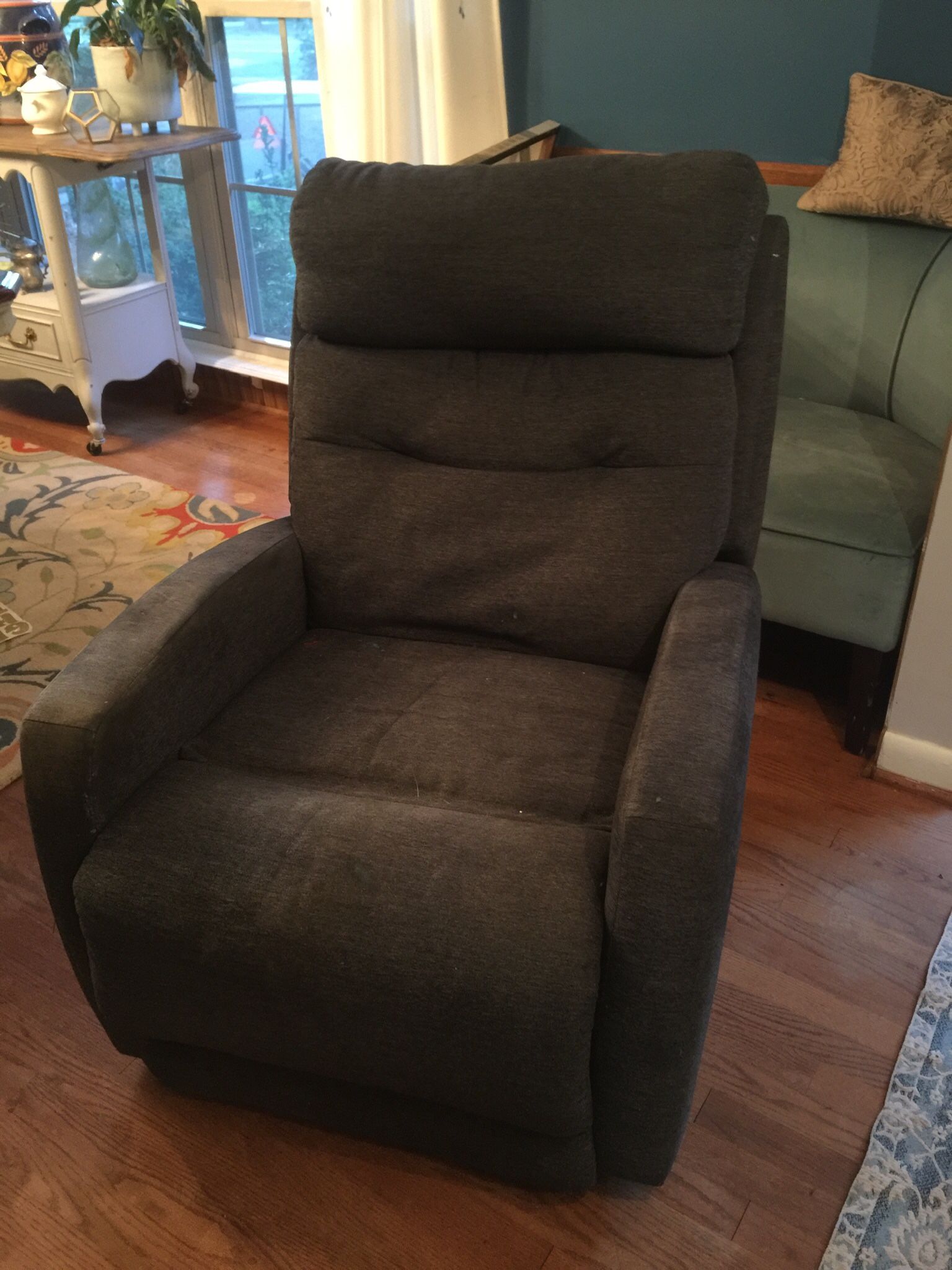Electric  recliner with phone charger