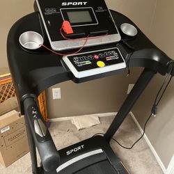 RENESTAR Treadmill// With 15 Percent Incline.. Built In Children Safety!! Like New !!