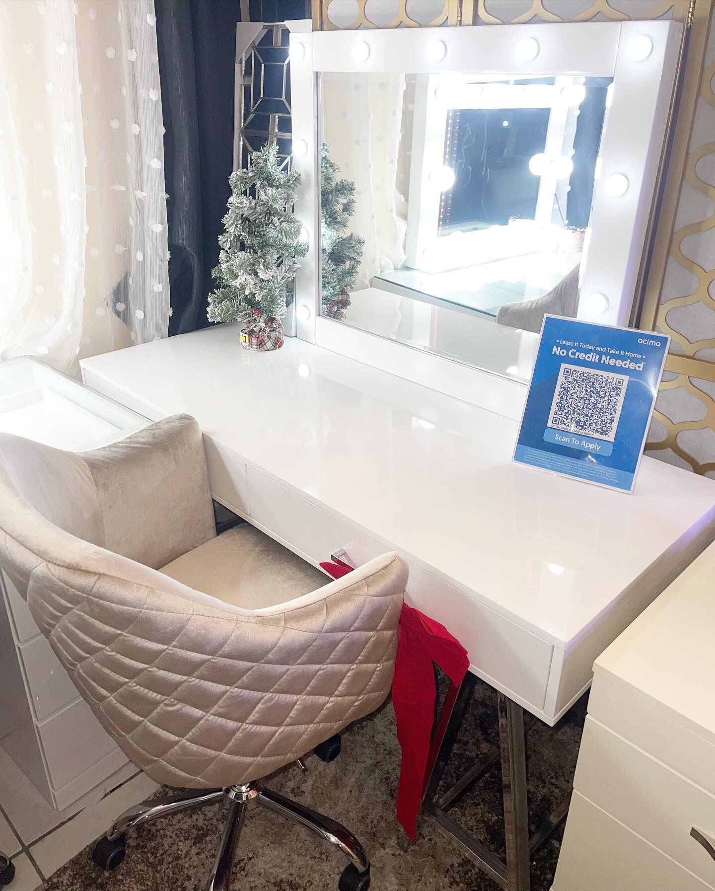 GLAM VANITY 3pc VANITY SET Mirror , Chair & Table Limited time only for