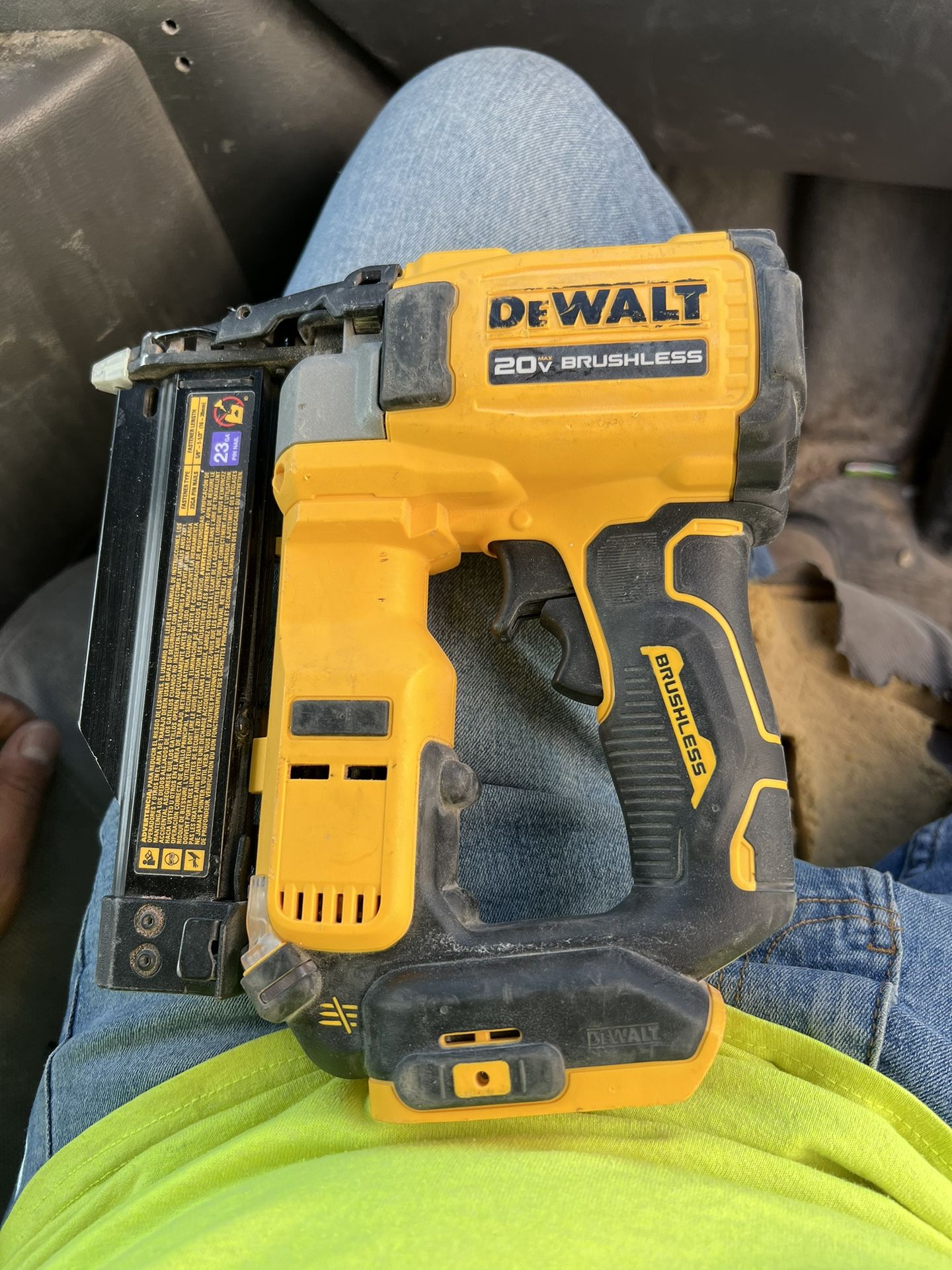 23 GA Pin Nail Dewalt 20v Brushless Nail Gun.