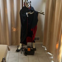 Halloween Decorations  Dracula & Fog Machine/solution