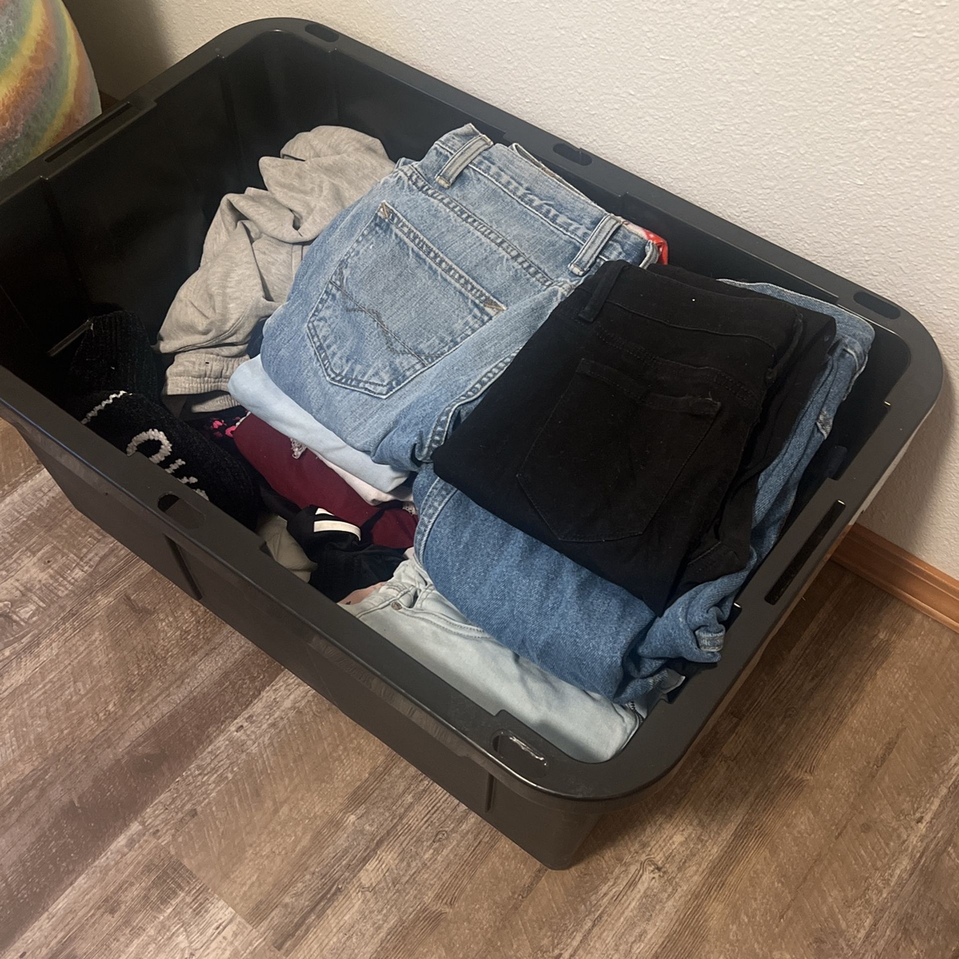 Womens/juniors And Men’s/boys Clothes