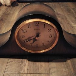 Linden mantle clock