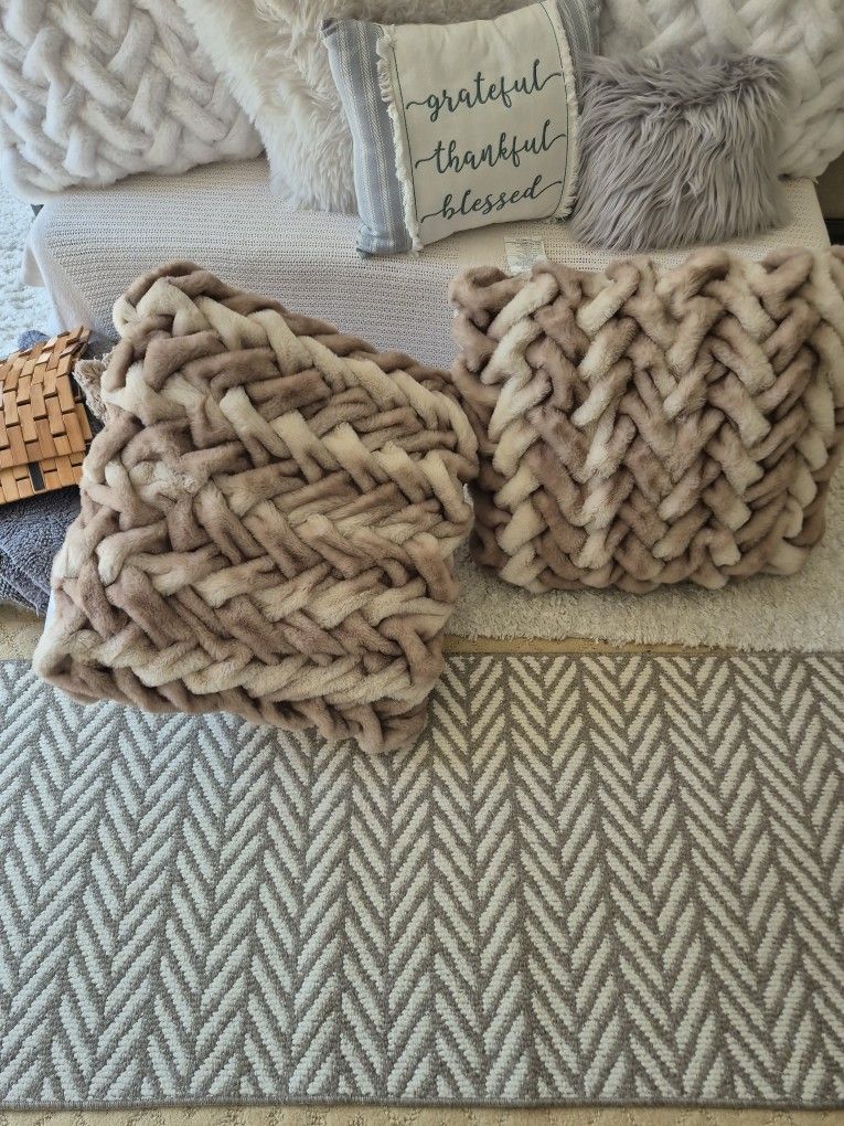3 Brow Decoretion Pillows
