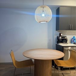 Round dinning table