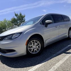 2020 CHRYSLER VOYAGER