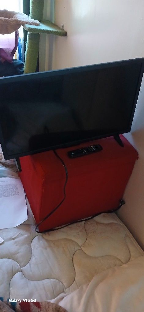 24 In INSIGNIA SMART TV WITH REMOTE