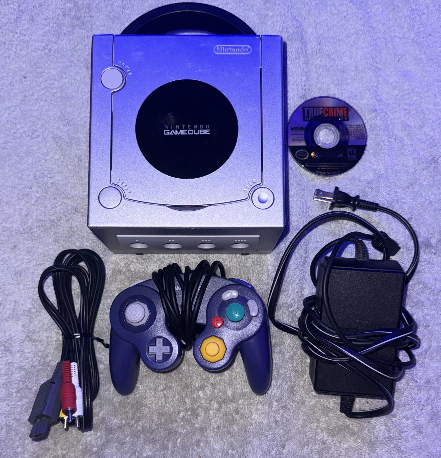 SILVER NINTENDO GAMECUBE CONSOLE WITH VIDEO GAME & CONTROLLER