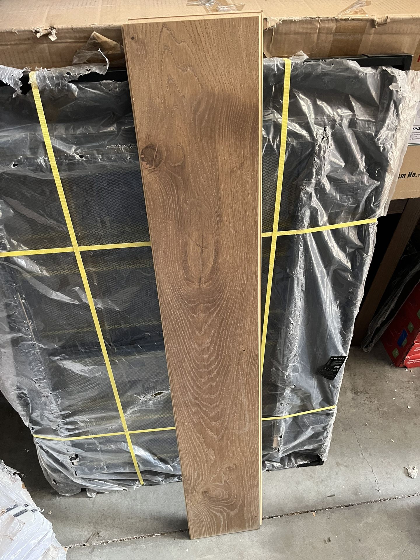 Corn oak Laminate flooring 9 1/2 cases (165sq ft)