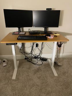 Adjustable desk