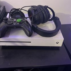 XBOX ONE S BUNDLE COOLER MASTER MOUSE TURTLE BEACH CONTROLLER AND HYPER X HEADSET