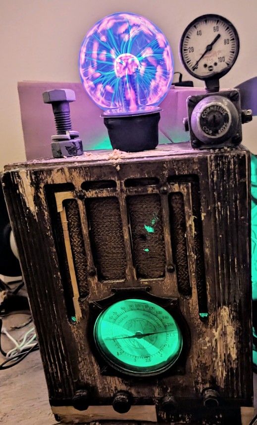 Repurposed 1940s Radio Bluetooth Speaker /Lamp