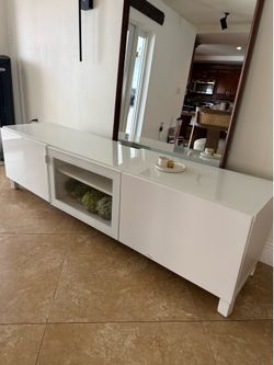 Mueble tipo consola / Centro de entretenimiento moderno blanco brillante