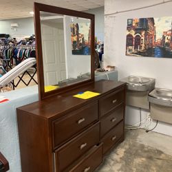 Dresser With Mirror 