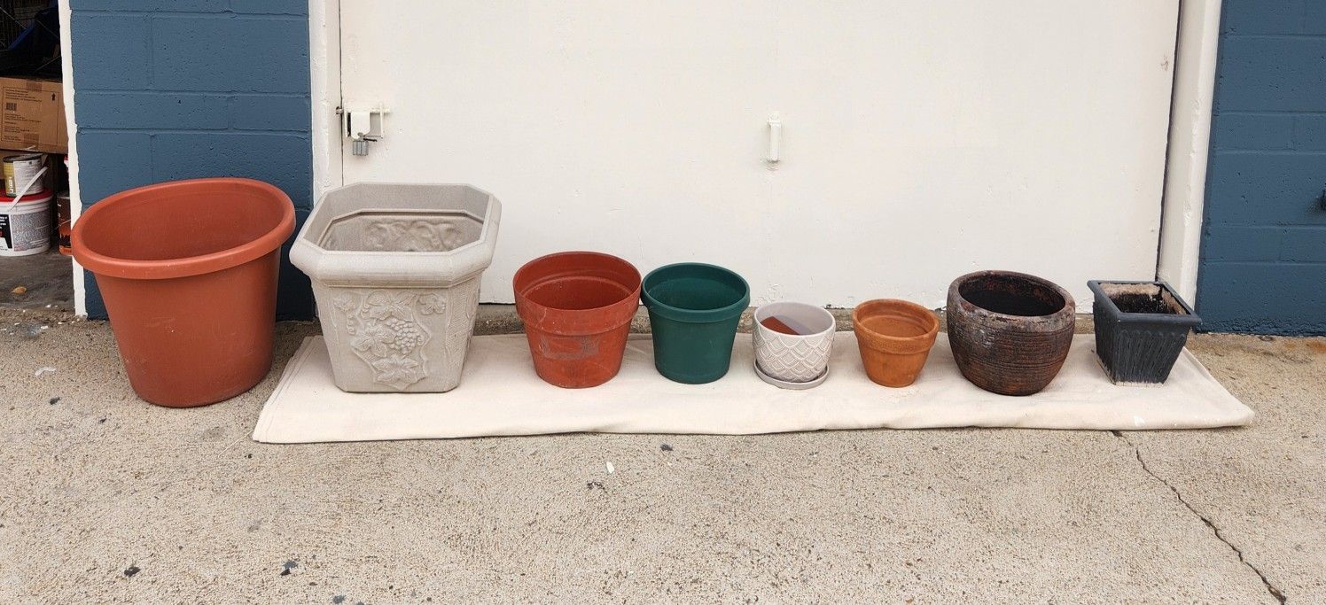 8 count of garden flower pots assorted sizes