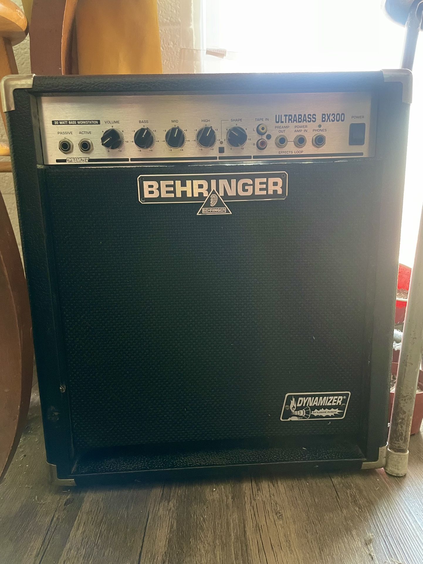 Behringer Bass Amp Ultrabass BX300