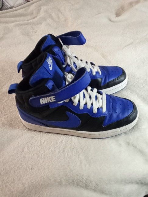 NIKES YOUTH SIZE 7 OR WOMENS 8.5 EXCELLENT USED CONDITION