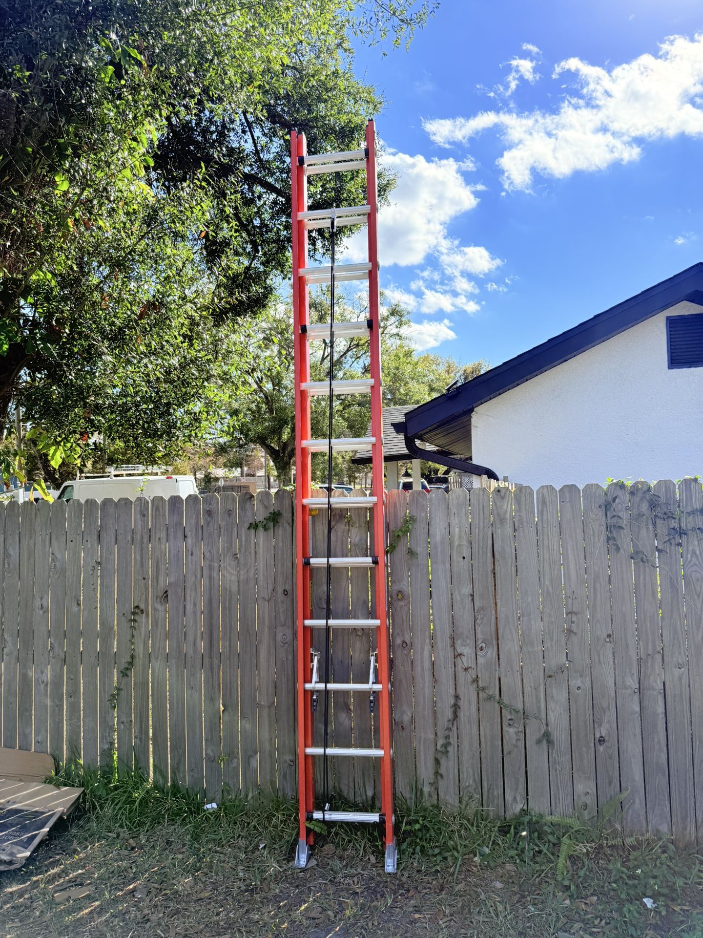 Werner D6200-2 24-ft Fiberglass Type 1a- 300-Ib Load Capacity Extension Ladder