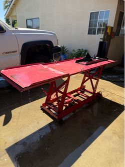 Hydraulic motorcycle lift table