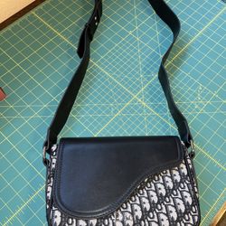 Crossbody/Shoulder Black & White Purse. 