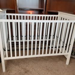 Super Nice White Adjustable Height Baby Crib