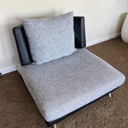 Single Sitting Couch. (Gray/black)