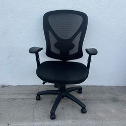 Comfortable Office Chair – Adjustable Arms