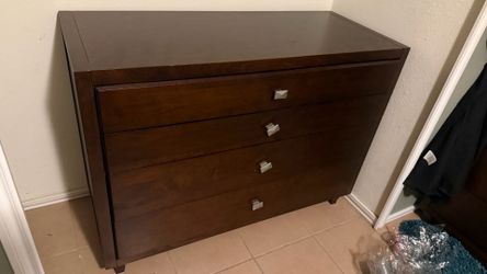 Queen size bedroom set includes mattress which adjustable base includes remote