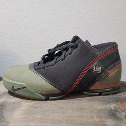 *EXTREMELY RARE* NIKE AIR ZOOM LEBRON V ARMY MEN'S SIZE 10.5