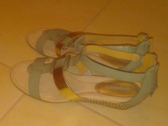 Easy Spirit Flats. Sandal Shoes. Very cute sandals. Never worn. Strappy sandals