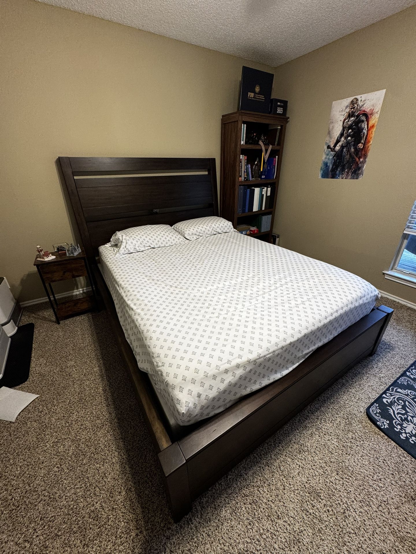 Like-new Queen Bedroom Set