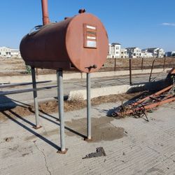 250 Gallon Steel Tank W Stand