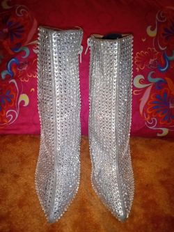 Subvención destacar Fructífero Steve Madden Wifey Rhinestone Boots , Mint condition-"8"Gently used for  Sale in Seattle, WA - OfferUp