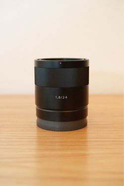 LIKE NEW Sony Zeiss 24mm f/1.8 APS-C Lens