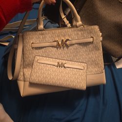 Pet and smoke-free home.
Ml With Matching Wallet