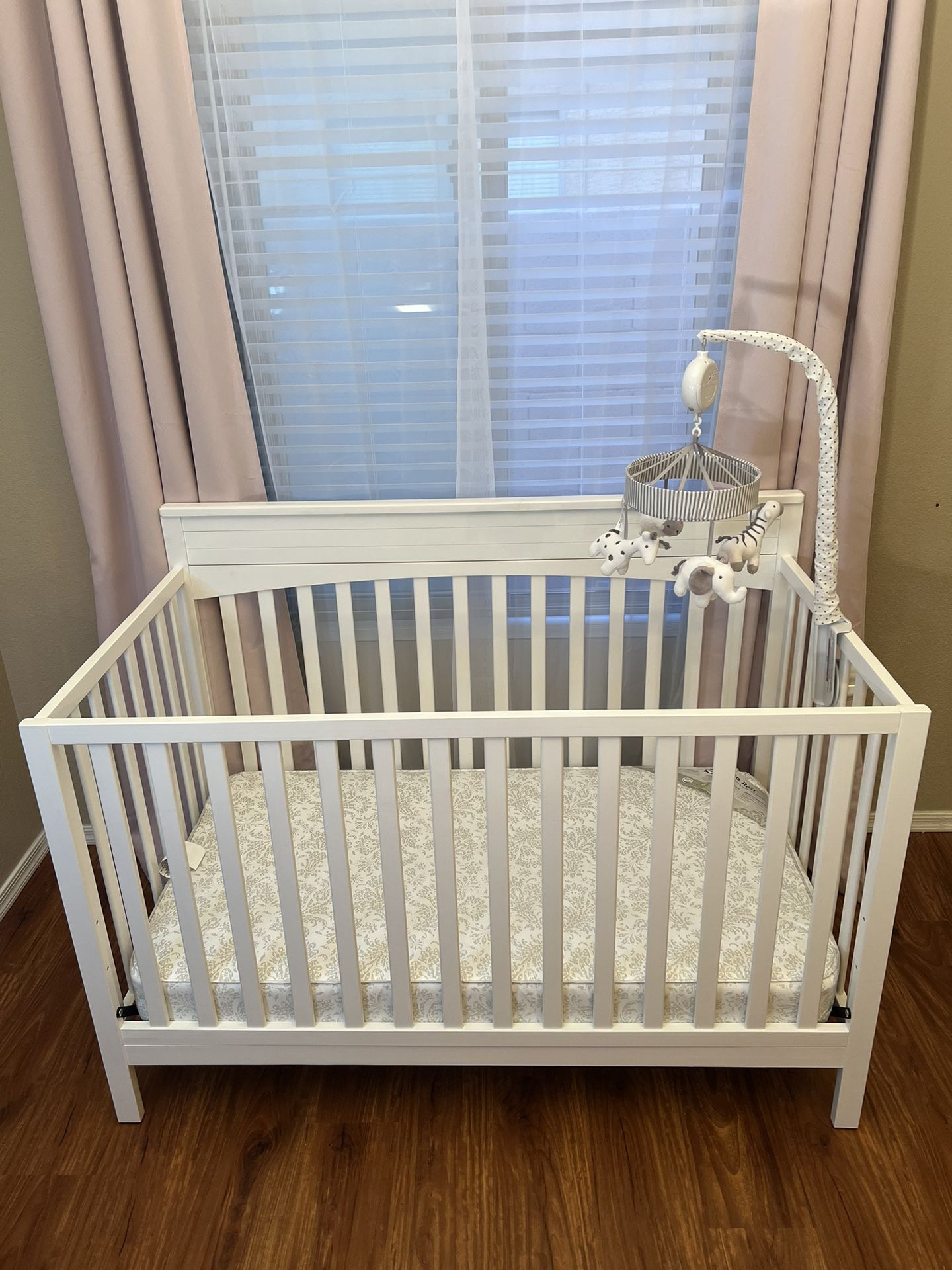 Baby/Toddler Crib with Mattress AND Sheets