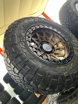 Vendo set de rines nuevos 17x9 de ancho de 6-139.7 lugs con llanta 285:70/R17 nittos por $940