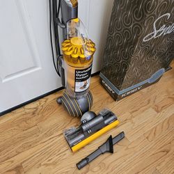 New Cond DYSON ANIMAL BIG BALL VACUUM    WORKS EXCELLENT.  , IN THE BOX 