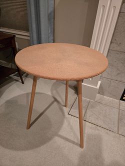 Round wooden Side Table with Glass Top and Linens