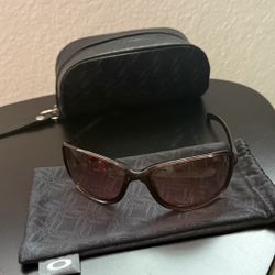 OAKLEY WOMEN’S SUNGLASSES 